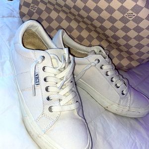 Vici brand cute white sneaks